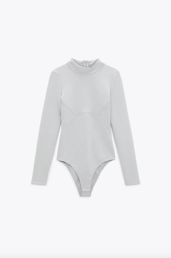 De cuello subido y manga larga, este body de Zara con detalle de costuras marcadas y aberturas en la espalda con efecto neopreno viene en gris claro y pertenece a la colección sostenible de la firma. Tiene un precio de 22,95 euros y está disponible entre las tallas XS y XL.