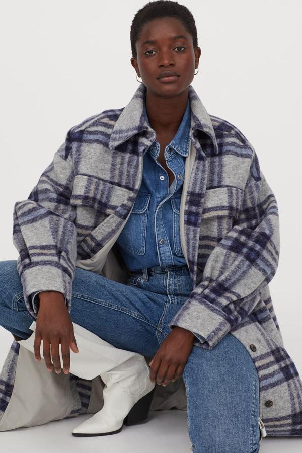 De corte recto, con cuello clásico, botones delanteros a contraste y canesú en la espalda, esta chaqueta camisera gris con estampado de cuadros viene con bolsillos superiores de solapa, hombros caídos y bajo redondeado asimétrico. Tiene un precio de 49,99 euros y únicamente está disponible en la talla XL.