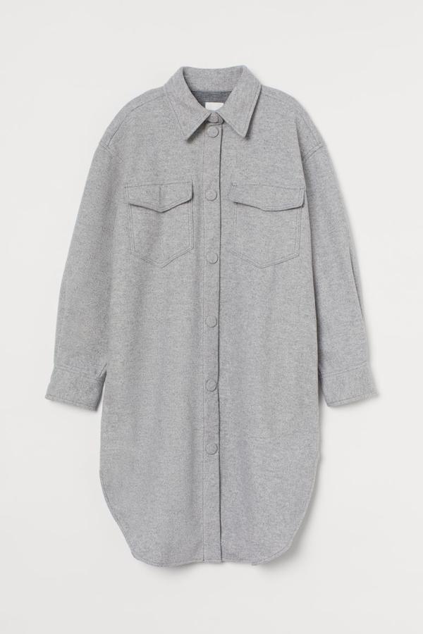 En polar suave, con cuello camisero y botones de presión revestidos a tono en el frontal, esta chaqueta camiseta en color gris viene con bolsillos superiores con solapa, hombros caídos y mangas holgadas con botón de presión en los puños. Con bajo redondeado, tiene un precio de 29,99 euros y está disponible entre las tallas XS y XXL.