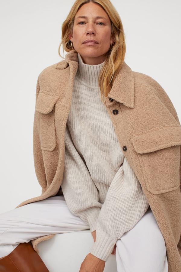 Otra de las propuestas en peluche suave de H&M es esta chaqueta camisera en beige con cuello clásico, botones frontales a contraste y hombros marcadamente caídos. Con bolsillos superiores de solapa y bolsillos laterales en las costuras, tiene el bajo redondeado con la espalda más larga y cuesta 69,99 euros. Está disponible entre las tallas XS y XL.