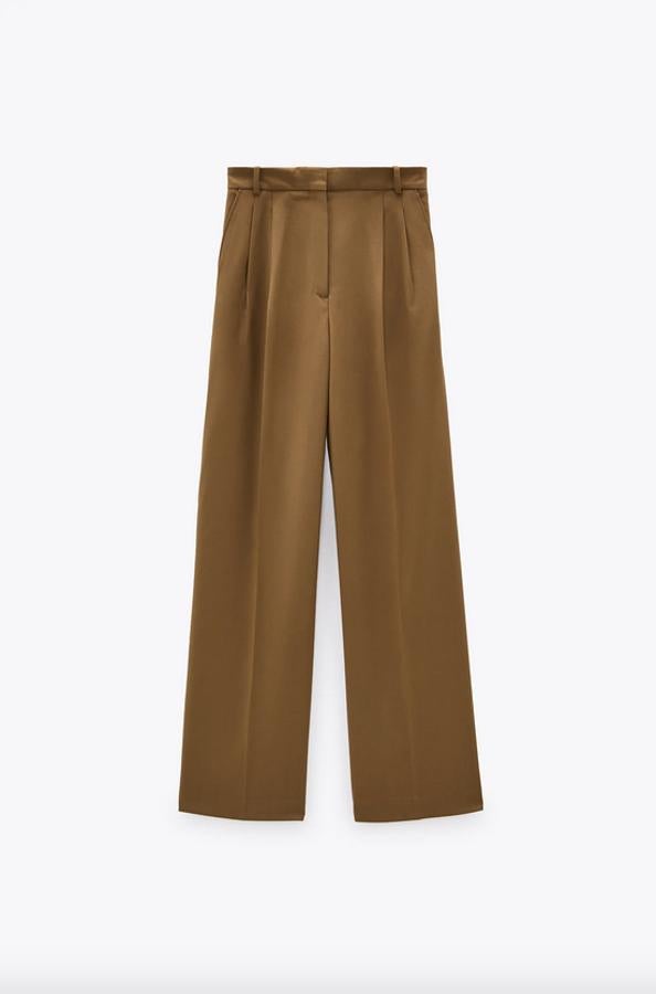 Con pernera ancha y tiro alto, este pantalón de pinzas de Zara en color tostado viene con bolsillos laterales y cierre frontal de cremallera y ganchos. Cuesta 29,95 euros y está disponible entre las tallas XS y XXL.