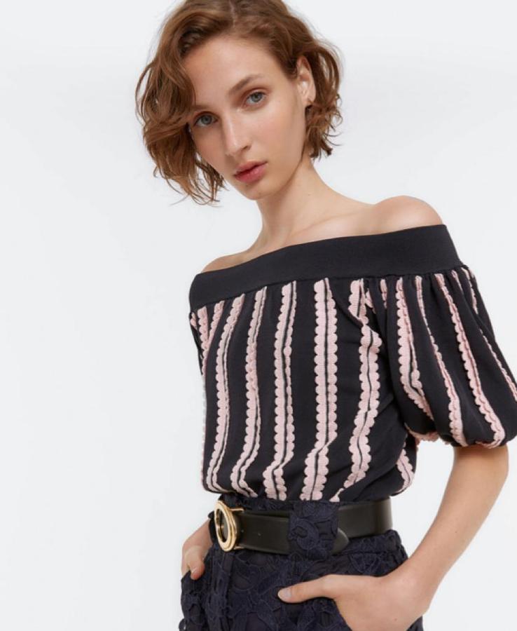 Un jersey de escote Bardot como este de Uterqüe (99 euros), una de las prendas que más favorecen a la Reina.