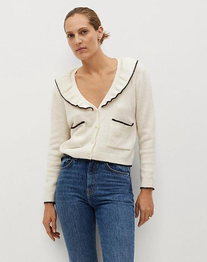 Un cárdigan de punto de estilo romántico, otra de las prendas clave de la temporada. Este es de Mango y cuesta 29.99 euros