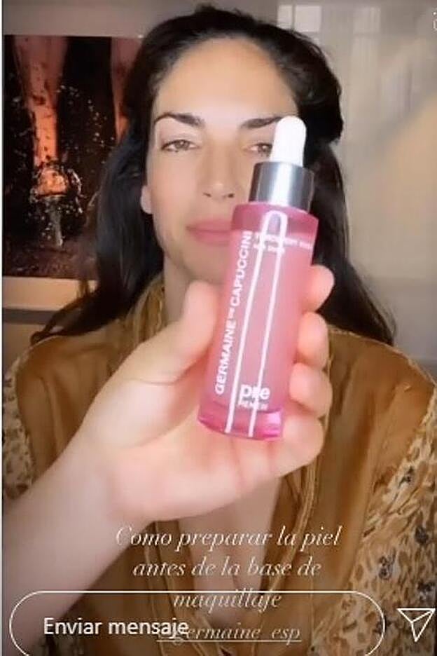 Eugenia Silva muestra cómo prepara su piel antes de la base de maquillaje.