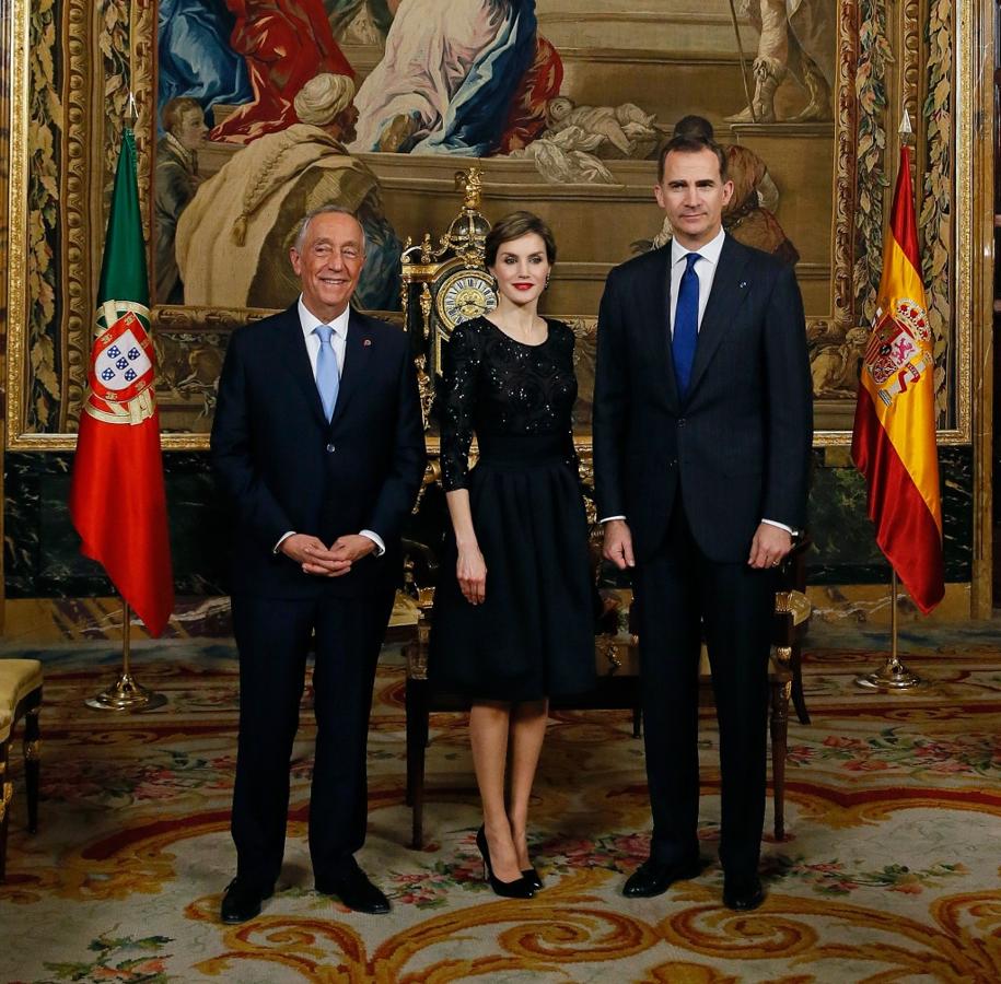 En marzo de 2016 Letizia recuperó su falda de Hugo Boss para una cena privada con el presidente de Portugal en el Palacio Real, y la combinó en un look 'total black' con un cuerpo de georgette de seda bordado de Felipe Varela.