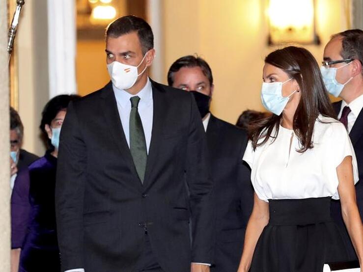 Fotos: 6 ideas low cost para combinar bien esta falda que hace la cintura más delgada y mejorar así el look de la Reina Letizia