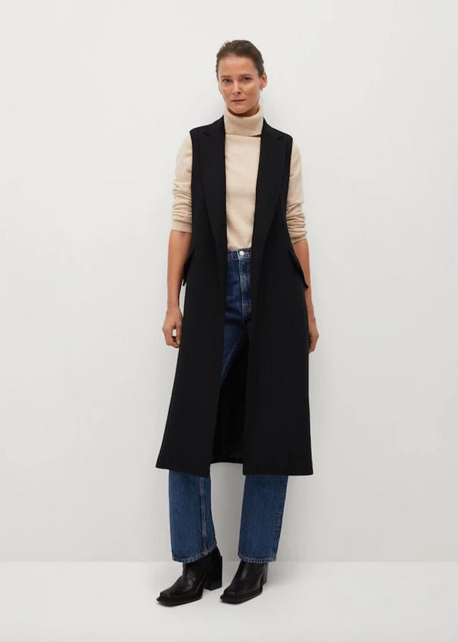 Diseño estructurado largo y cruzado para este chaleco largo de Mango confeccionado con lana en color negro. Tiene cuello de solapa, bolsillos de solapa laterales y cinturón a tono. Cuesta 99,99 euros y está disponible en las tallas S, M y L.