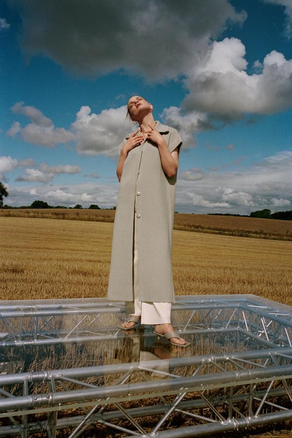 En Zara hemos encontrado este diseño ideal para el entretiempo, confeccionado en color gris y punto, con cuello subido y manga sisa. Tiene aberturas laterales en el bajo y cuesta 49,95 euros. Podemos encontrarlo en las tallas XS-S y M-L.