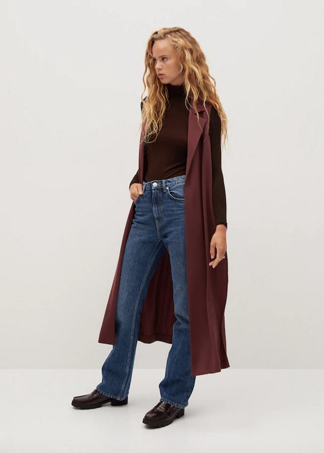 Tejido fluido y diseño largo para este chaleco largo en color vino que pertenece al catálogo de Mango y viene con cuello de solapa y aberturas laterales hasta la cintura. Cuesta 59,99 euros y está disponible en las tallas S, M y L.