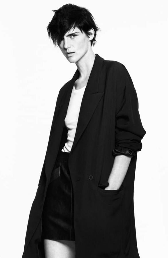 La top Stella Tennant en la campaña de Zara de 2011. Desde enotnces, ha habido muchos más nombres, como Carmen Kass, Mariacarla Boscono o Raquel Zimmermann. El abrigo que lleva Stella se ha vuelto a poner a la venta (79,95 euros) igual que la falda de piel (69,95 euros).