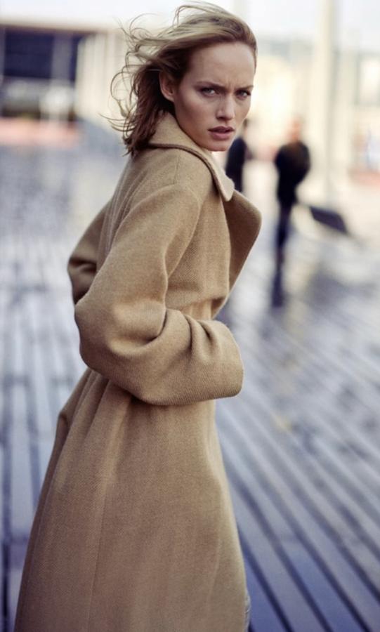En 1998, de nuevo Amber Valletta fue la protagonista de su campaña de invierno con un abrigo camel con cinturón que te puedes comprar ahora. Todas las prendas reeditadas son de edición limitada.