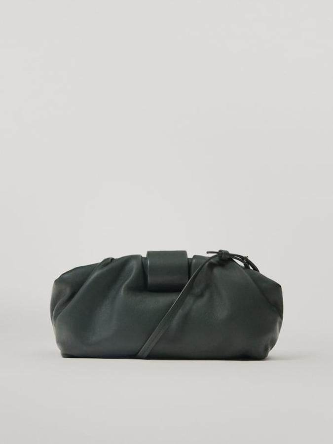 Cartera de mano en piel, de Massimo Dutti (79,95 €).