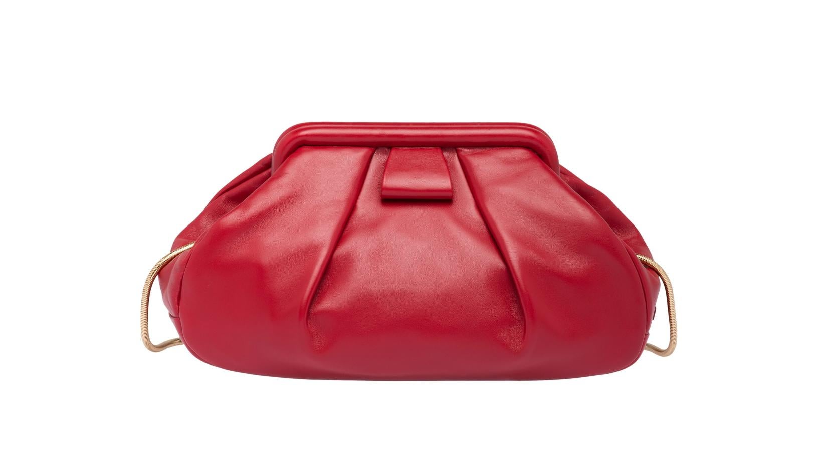 Bolso de piel con bandolera metálica, de Miu Miu.