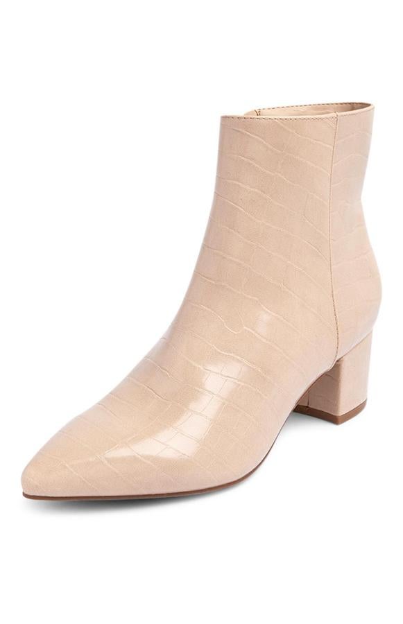 De efecto piel troquelada, en un color beige que pega con todo, estos botines tienen el tacón perfecto para llevar las 24 horas del día (15 euros).