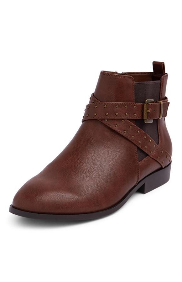 Si eres de las que apuesta por un modelo clásico pero siempre quieres que tenga un punto de tendencia, estos botines Chelsea aúnan las dos cosas gracias a las tiras de tachuelas que adornan la caña. Son en un marrón chocolate que te combina con todo (17 euros).