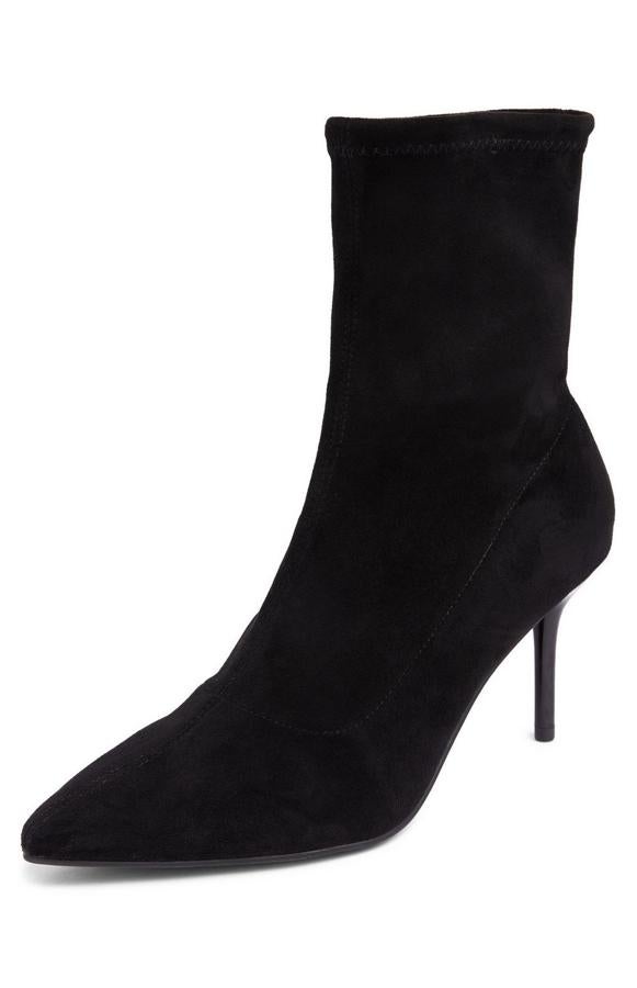 Para un look de noche, unos botines con tacón fino y punta afilada son la mejor opción. Además, como son elásticos, se adaptan a la perfección tengas la pierna fina o ancha y quedan siempre ajustaditos (20 euros).