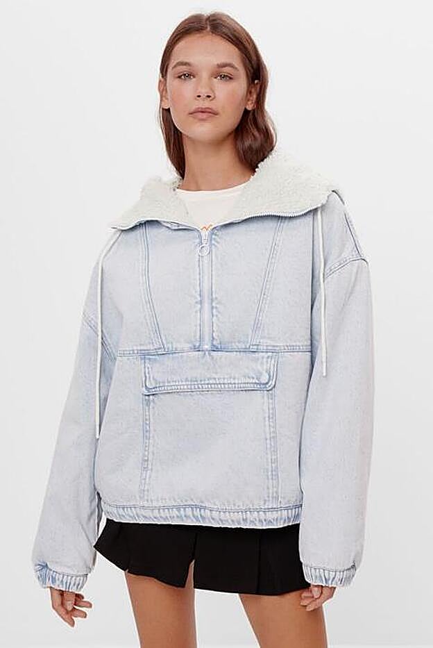 Cazadora canguro, de Bershka (39,99 €).