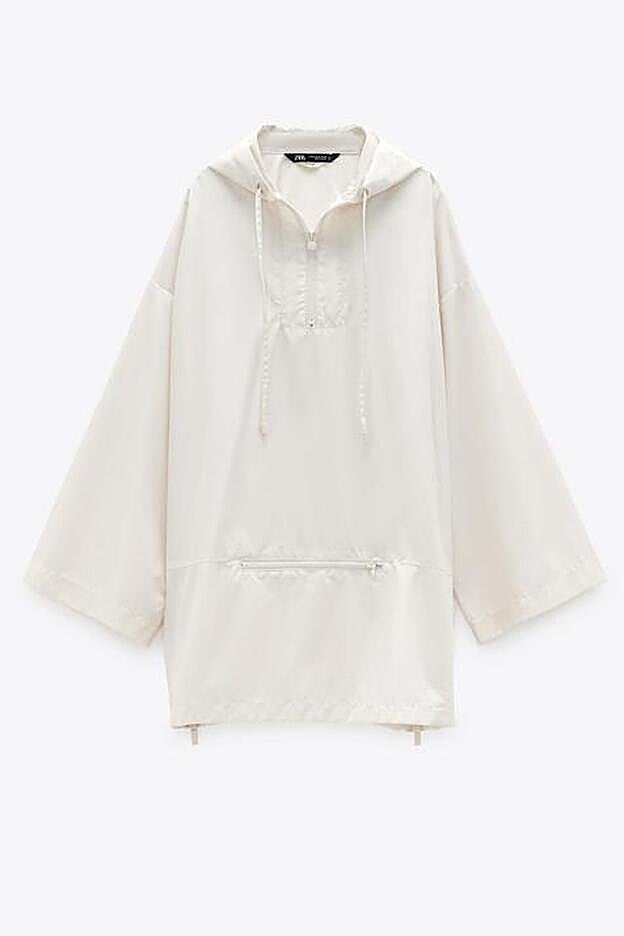 Cazadora canguro, de Zara (39,95 €).