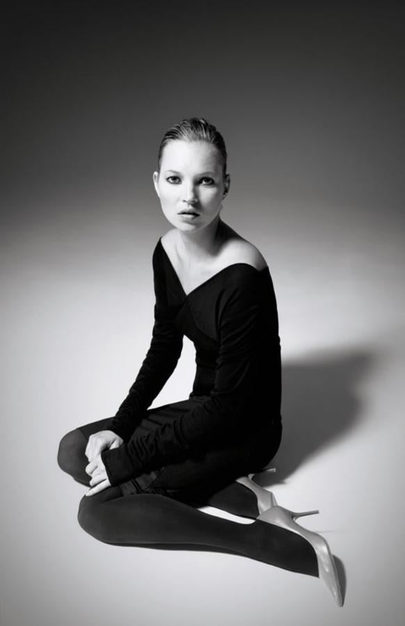 Kate Moss en la campaña de otoño de 2003. Este vestiod negro con escote corazón es una de nuestras prendas favoritas y ya puede ser tuyo (69,95 euros), aunque no te despistes porque se trata también de una prenda de edición limitada. Los zapatos también están a la venta (49,95 euros).