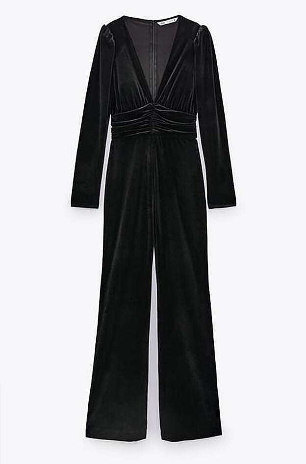 Mono de terciopelo con escote de pico, de Zara.