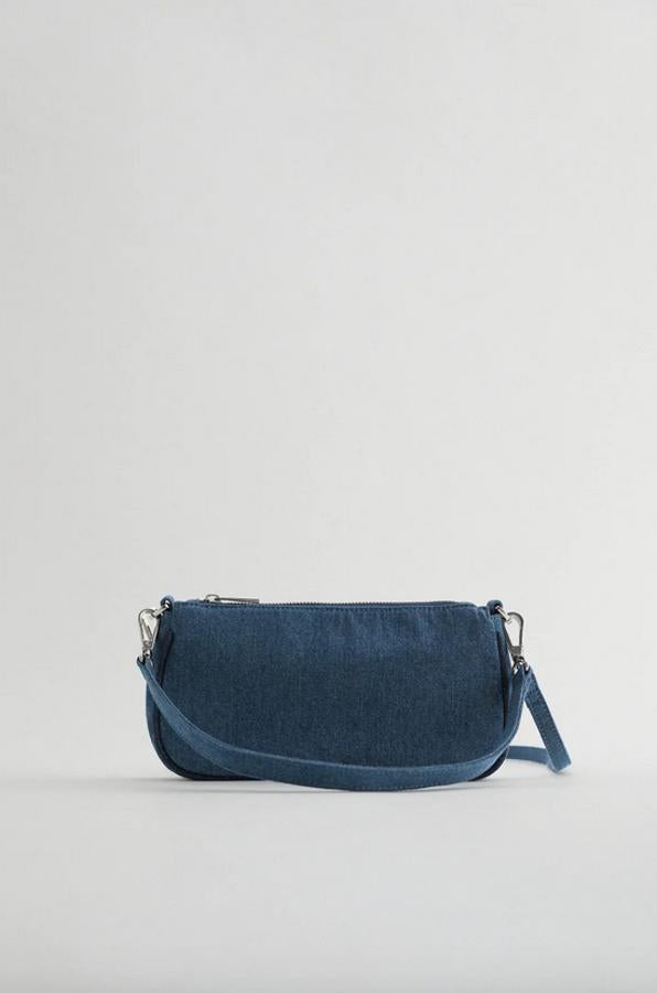 Este bolso de hombro en denim viene con asa de hombro extraíble y ajustable y cierre mediante cadena. De 19,95 euros ha pasado a costar 12,99 euros.
