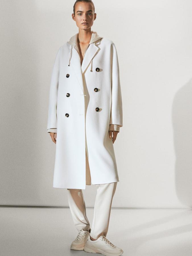 En Massimo Dutti apuestan por un abrigo de lana fina, de corte clásico con botonadura cruzada y corte ligeramente oversize (199 euros).