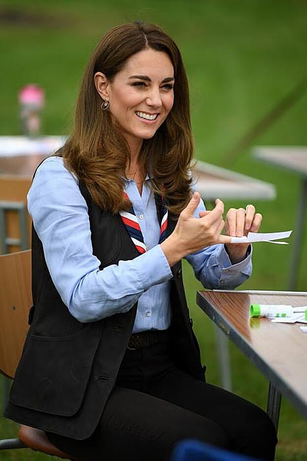 La melena de Kate Middleton hace una semana, sin las fabulosas mechas rubias con las que se ha aclarado (y para bien) el pelo.