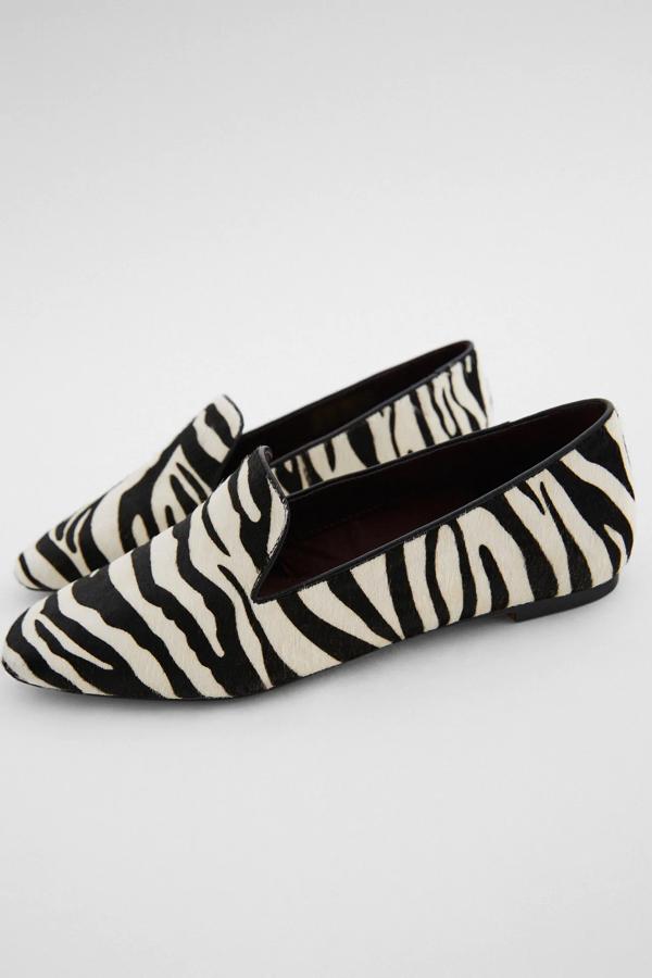 Si buscas una pieza 'statement' en tu look la acabas de encontrar. Y, además, comodísima. Disponible entre el 35 y el 41, de piel con pelo y print de cebra, su punta cuadrada convierte estos slippers en 100% actuales.