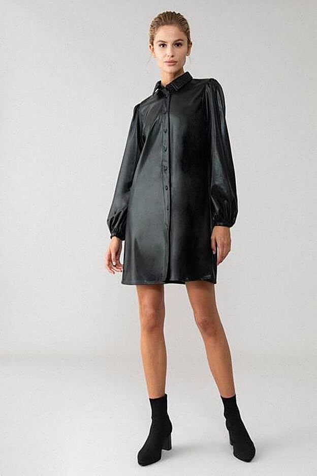 Vestido camisero negro de tejido efecto piel, de Lefties (15,99 €).