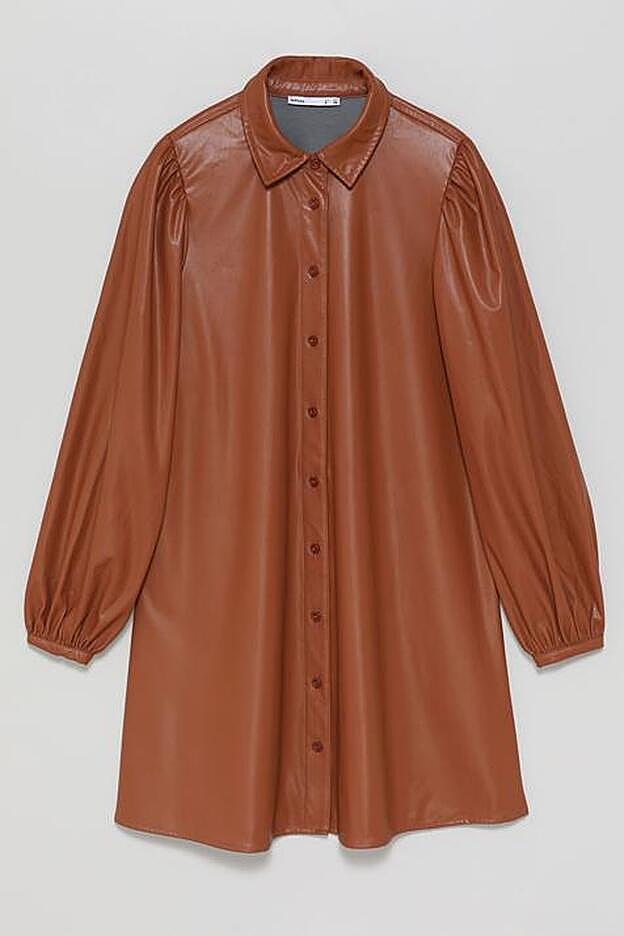 Vestido camisero de tejido efecto piel, de Lefties (15,99 €).