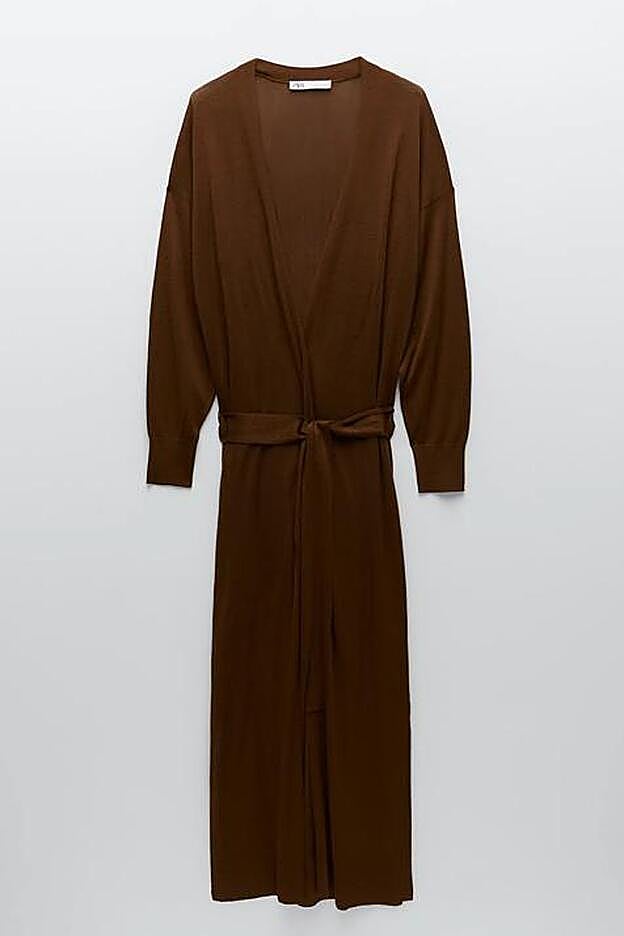 Este cárdigan largo en color marrón cuenta con cinturón y pretende ser el protagonista tanto de looks de día como de noche.