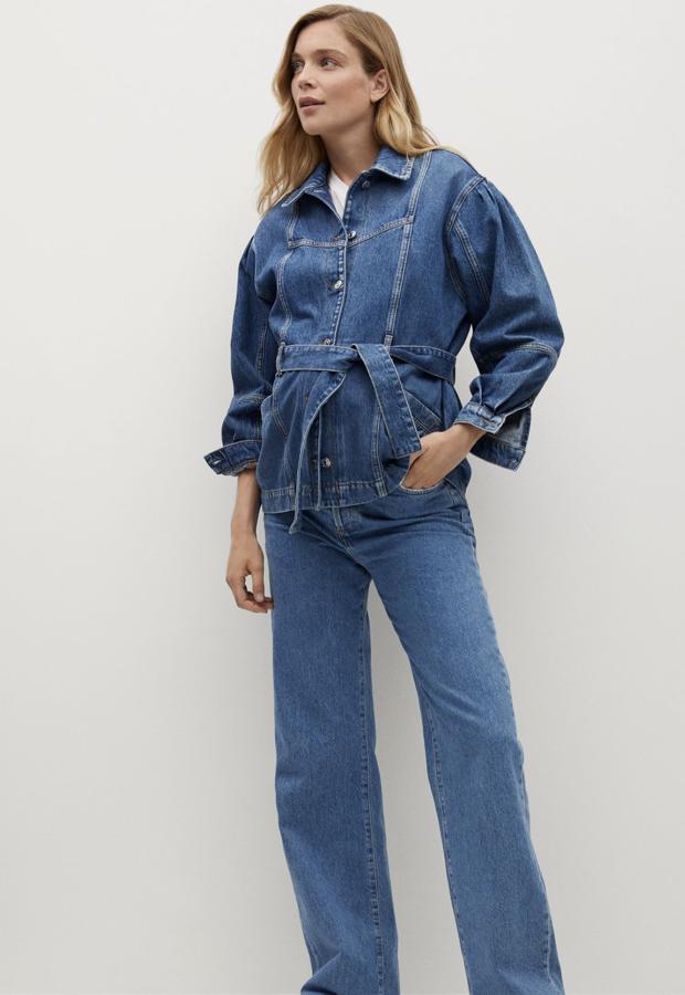 Confeccionada en 100% algodón, esta chaqueta denim oversize en color azul oscuro cuenta con manga larga abullonada y cinturón desmontable. Es de Mango y tiene un precio de 49,99 euros,