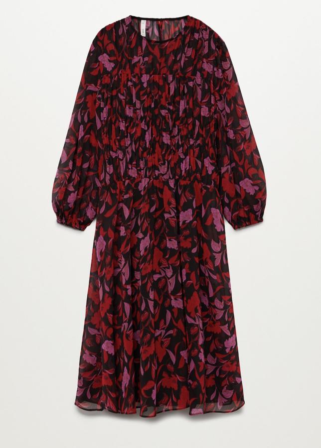 Con estampado floral en negro, rojo y rosa, este vestido con diseño acampanado y cuello redondo cuenta con manga larga abullonada y detalles plisados. Tiene un precio de 49,99 euros.