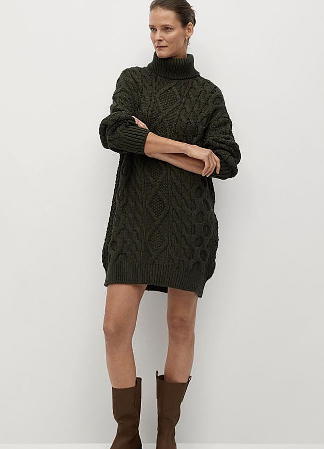 De punto de ochos en color caqui, este vestido corto con diseño ancho y cuello vuelto cuenta terminaciones de canalé y tiene un precio de 39,99 euros.