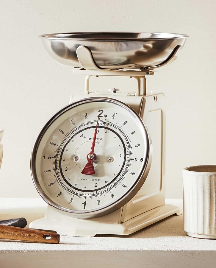 Esta báscula de cocina con diseño de estilo retro cuenta con una bandeja de acero inoxidable. En color crema, tiene un precio de 39,99 euros.