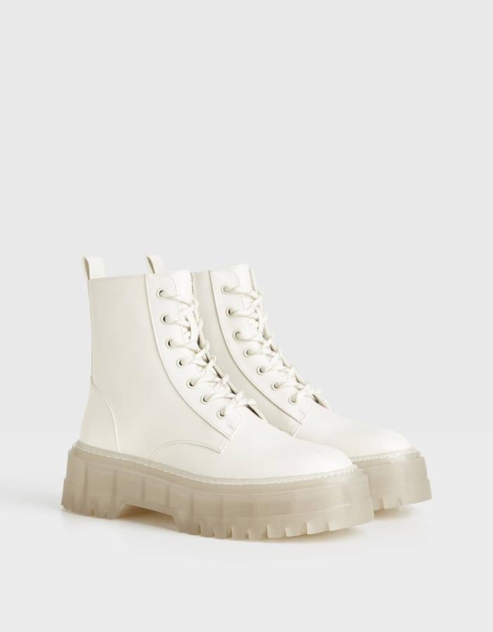 Con suela translúcida con track, estos botines en color crudo y con cremallera en la parte interior son de Bershka y tienen un precio de 39,99 euros.