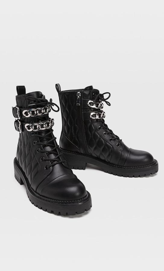 Con detalle de tiras con hebillas y cadenas, estos botines negros acolchados con cordones cuentan con cierre mediante cremallera en la parte interior. Son de Stradivarius y tienen un precio de 45,99 euros.