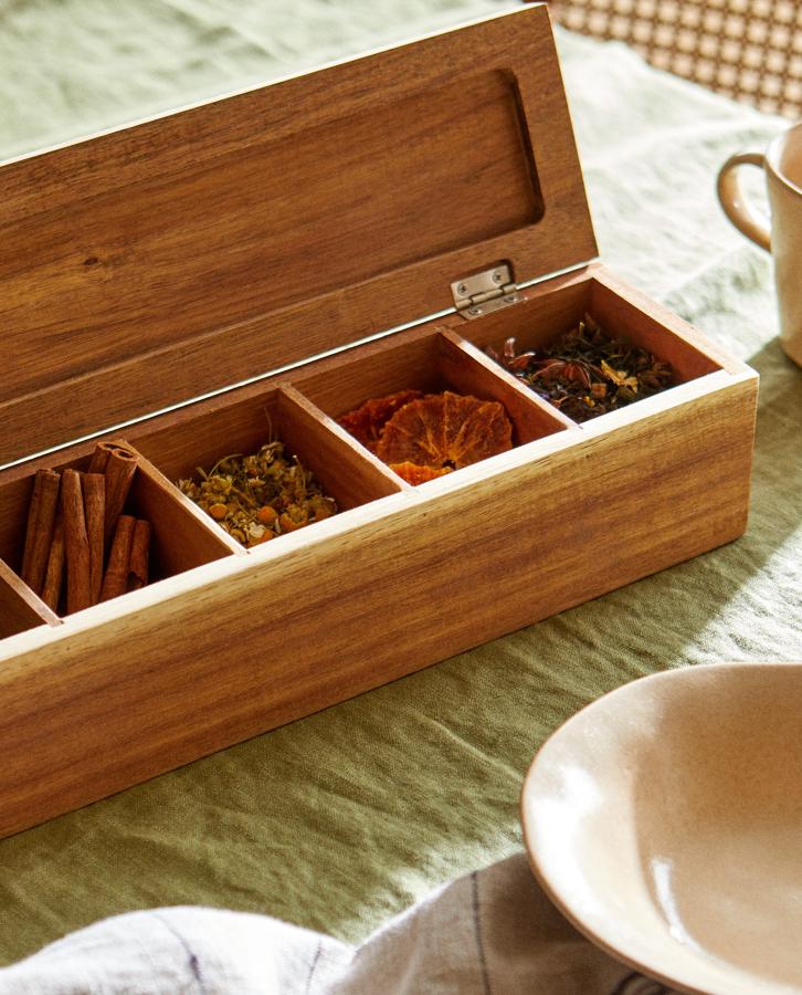 Esta caja de madera de acacia con cinco compartimentos es perfecto para guardar el té. Tiene un precio de 29,99 euros.