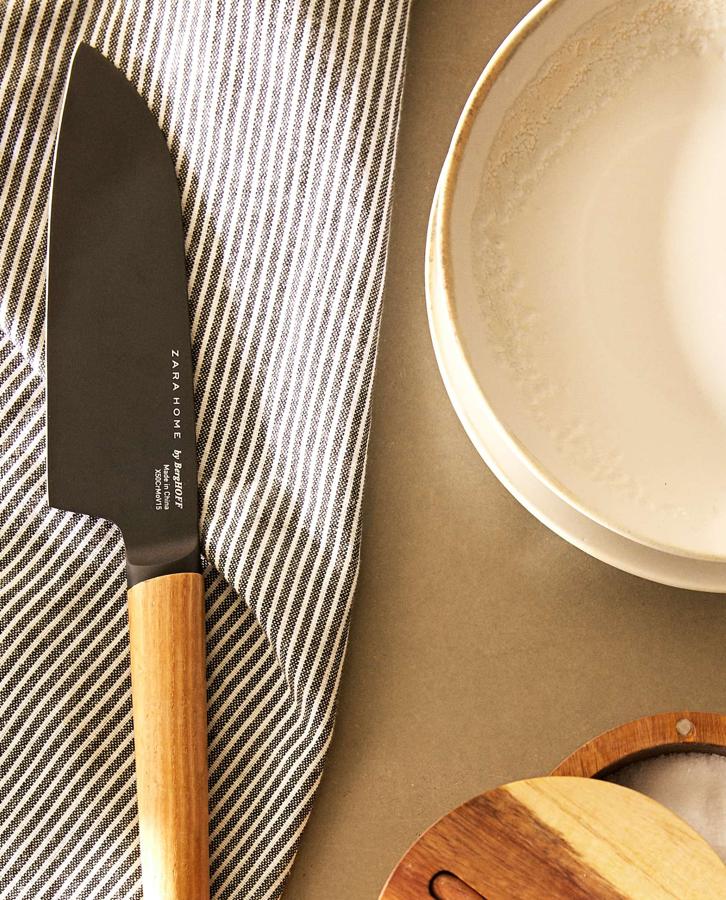 Este cuchillo santoku de BergHOFF cuenta con un largo de 16 centímetros y una hoja de titanio. Con mango redondo de madera, tiene un precio de 29,99 euros.