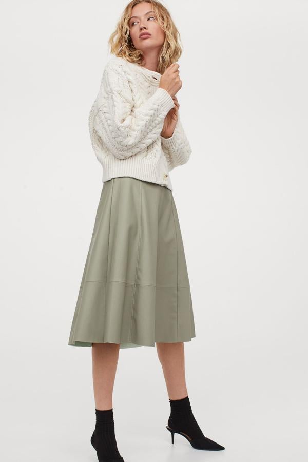 En color grisáceo (también disponible en negro o beige), esta falda midi con ligero vuelo en piel sintética tiene un precio de 29,99 euros.