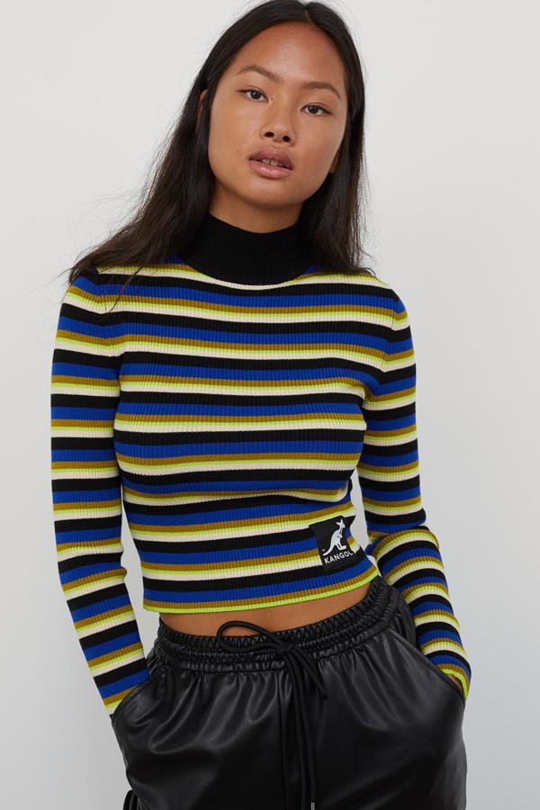 Este jersey corto en punto de canalé suave de Kangol cuenta con rayas en negro, azul, amarillo y blanco. Es de H&M y tiene un precio de 19,99 euros.