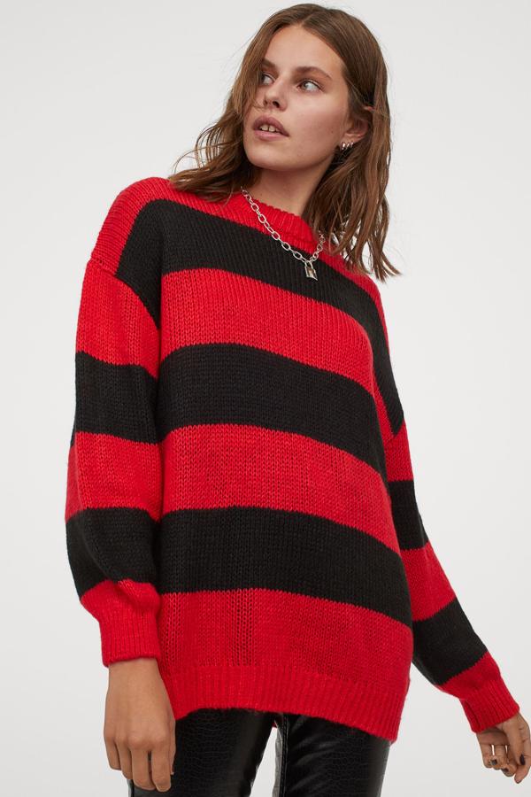 Este jersey oversize en punto fino suave y rayas en negro y rojo cuenta con ribete de canalé en cuellos, puños y bajo. Es de H&M y tiene un precio de 24,99 euros.
