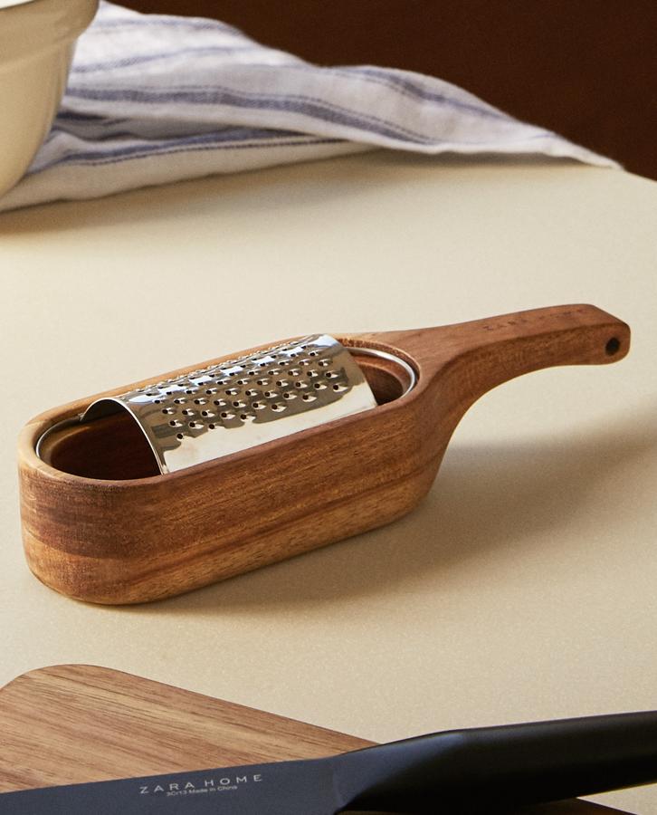 Este rallador metálico y mango y base de madera de acacia tiene un precio de 9,99 euros. La parte metálica se puede extraer para su limpieza y la parte de madera sirve como recipiente.