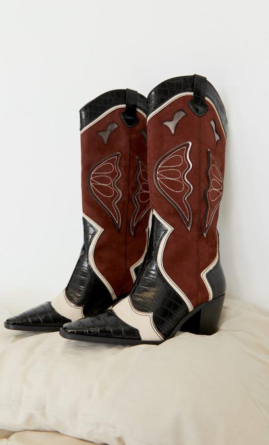 Estas botas cowboy con colores y tejidos combinados cuenta también con materiales grabados. Con un tacón de siete centímetros de alto, tienen un precio de 59,99 euros.