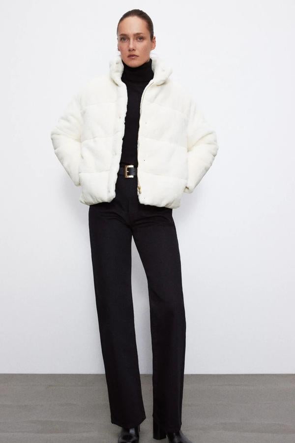 Disponible en crudo o en marrón, esta cazadora de efecto pelo cuenta con cierre frontal con cremallera oculta y botones a presión. Con cuello subido, es de Zara y tiene un precio de 49,95 euros.