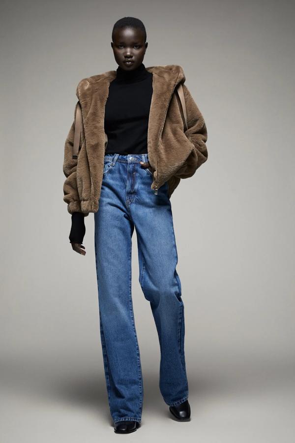 En color visón, esta cazadora de cuello subido con capucha ajustable con cordón cuenta con bolsillos delanteros y cierre con cremallera. Es de Zara y tiene un precio de 39,95 euros. También está disponible en color negro.