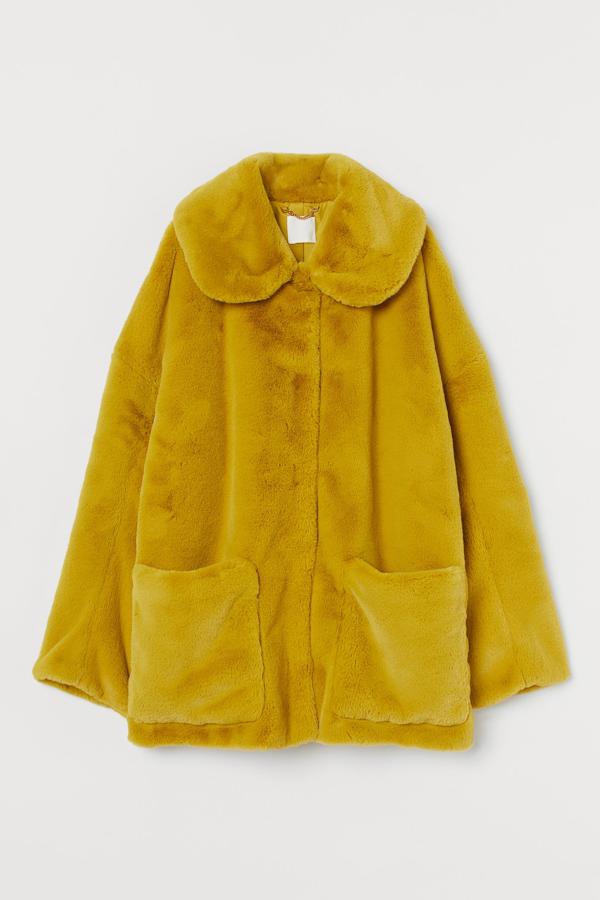 Disponible en amarillo o rosa, esta chaqueta de pelo sintético de corte recto es de H&M y tiene un precio de 69,99 euros.