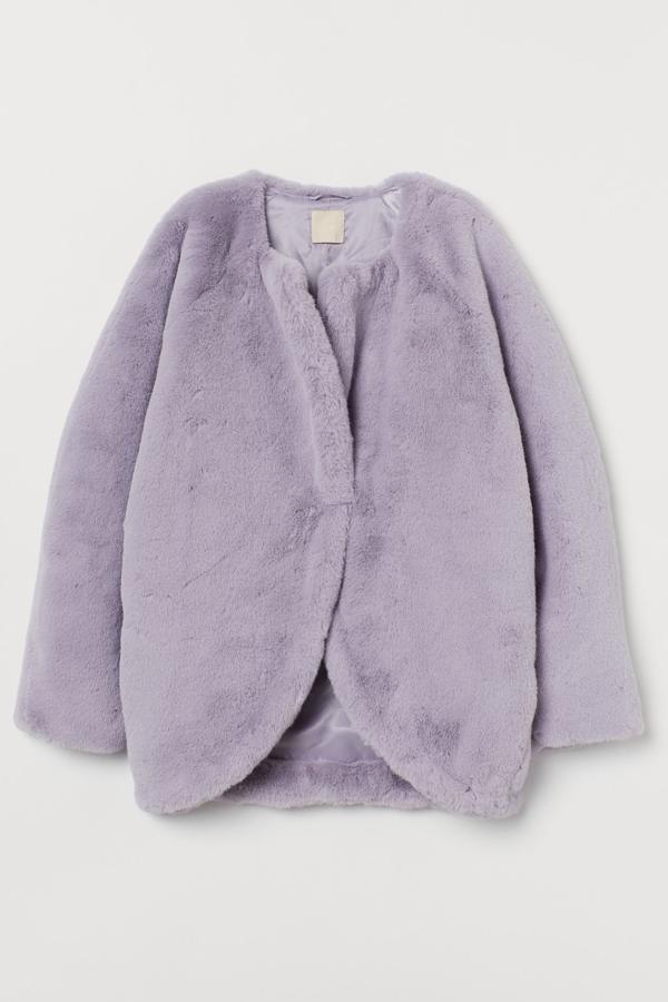 Esta chaqueta de pelo sintético en color malva cuenta con cierre oculto de corchete y bolsillos. Es de H&M y tiene un precio de 79,99 euros.