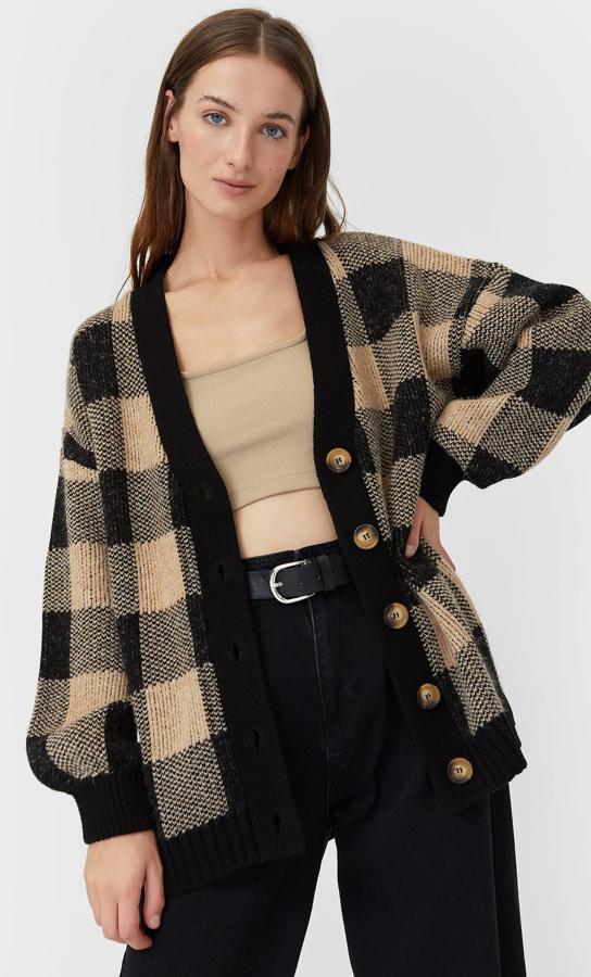 Esta chaqueta de punto en beige y negro cuenta con manga larga abullonada y cierre frontal mediante botones. Tiene un precio de 25,99 euros.