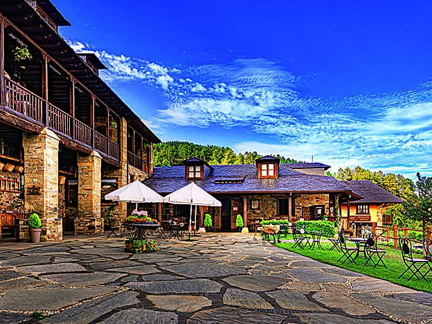 (Habitación doble con desayuno, desde 112 €. pradaatope.es).